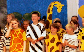 Der Kinder- und Jugendchor bei der Aufführung des Musicals "Tuishi pamoja" Der Kinder- und Jugendchor bei der Aufführung des Musicals "Tuishi pamoja"