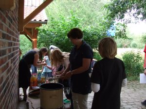 Ausgabe der Hotdogs